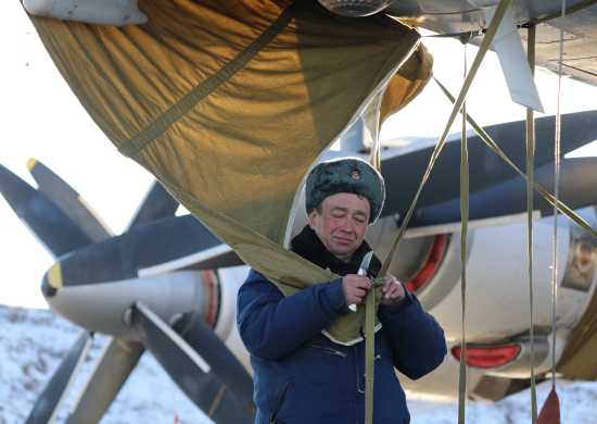 В авиационных полках дальней авиации в Сибири и на Дальнем Востоке готовятся к итоговой лётной неделе уходящего месяца.