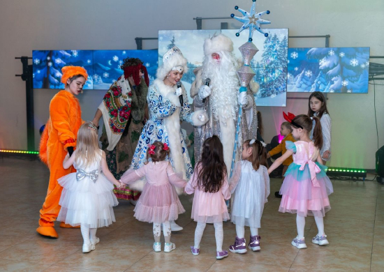 В Южно-Сахалинске для детей военнослужащих ВВО – участников СВО организовали новогодний утренник