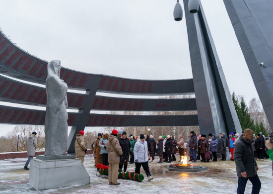 В Кемеровской области в преддверии Дня Неизвестного Солдата состоялось возложение цветов к Вечному огню
