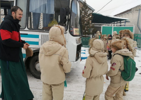 В Киргизии юнармейцы российской объединённой военной базы передали благотворительную помощь детскому саду