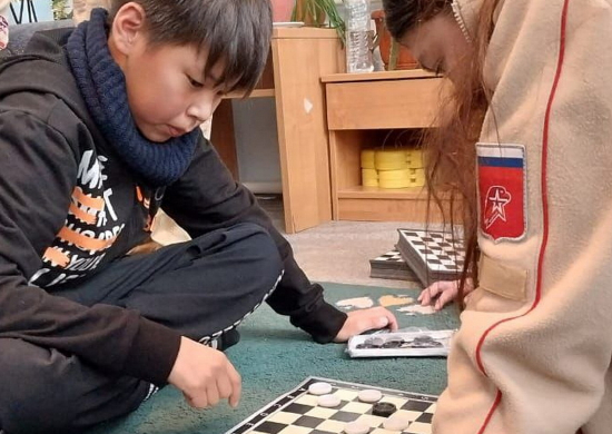 В Киргизии юнармейцы российской объединённой военной базы передали благотворительную помощь детскому саду
