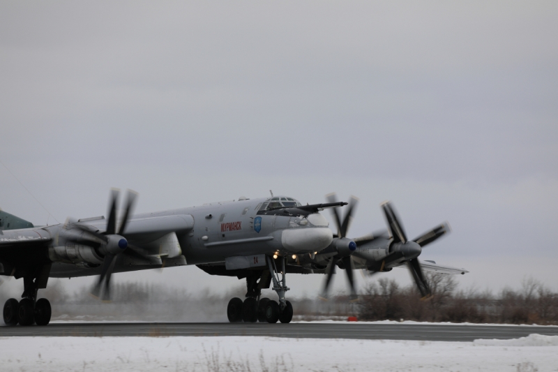 В Саратовской области экипажи дальней авиации выполнили летную смену в сложных метеорологических условиях