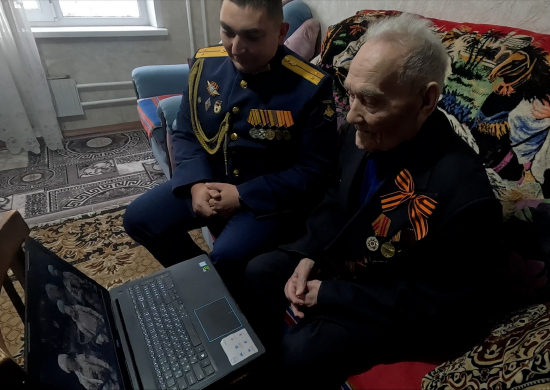 Военнослужащие ЦВО организовали поздравление с 97-летием и наступающим Новым годом ветерана Великой Отечественной войны