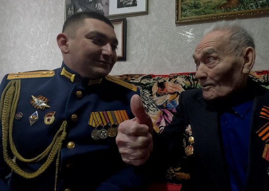 Военнослужащие ЦВО организовали поздравление с 97-летием и наступающим Новым годом ветерана Великой Отечественной войны