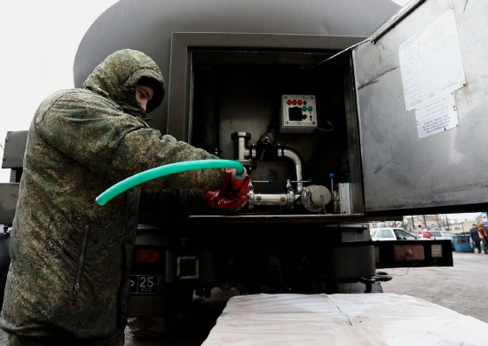 Военнослужащие группировки войск «Восток» оказывают помощь в доставке питьевой воды жителям г. Волноваха