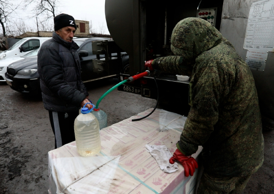 Военнослужащие группировки войск «Восток» оказывают помощь в доставке питьевой воды жителям г. Волноваха