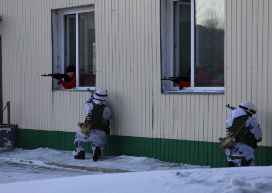 Военнослужащие подразделения антитеррора в ходе тренировки предотвратили захват боевой техники в Новосибирской области