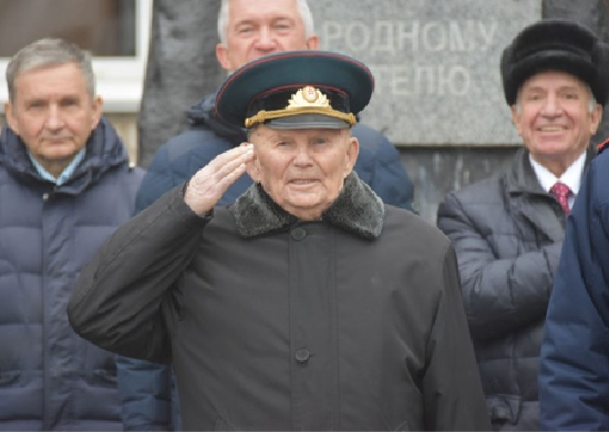 Военнослужащие полигона Капустин Яр поздравили ветерана Великой Отечественной войны Александра Колотушкина с 97-летием
