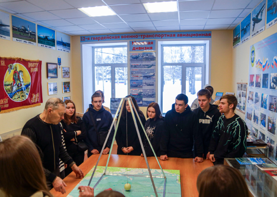 Военнослужащие провели экскурсию для студентов по музею авиационного полка ВТА