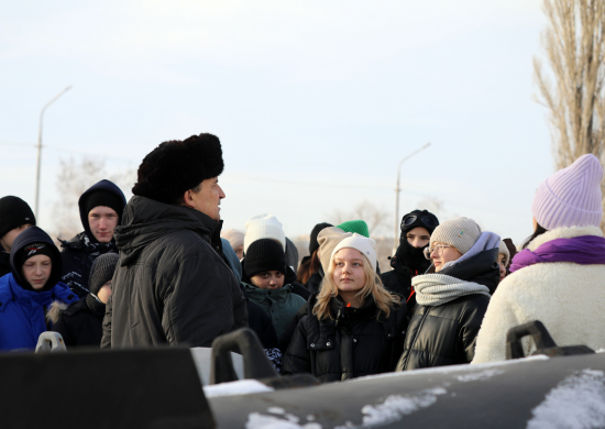 Военнослужащие провели экскурсию по музею дальней авиации для школьников в Саратовской области