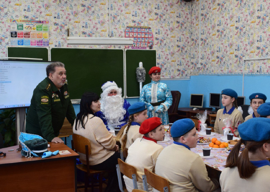 Военнослужащие реактивного артиллерийского соединения ВВО провели новогодний праздник для подшефных юнармейцев