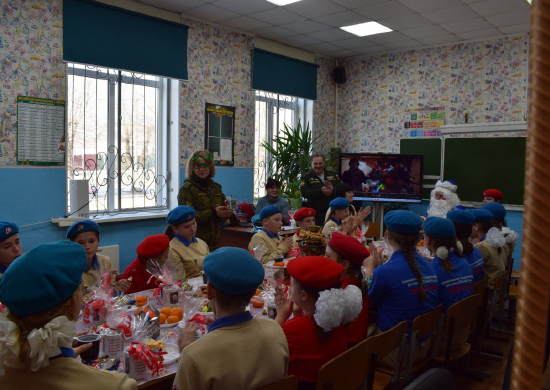 Военнослужащие реактивного артиллерийского соединения ВВО провели новогодний праздник для подшефных юнармейцев