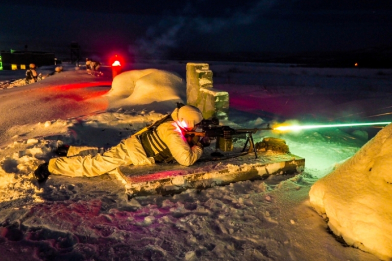 Военнослужащие тактической группы Северного флота провели ночные стрельбы на острове Котельный в Арктике