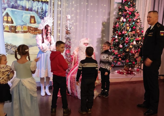Военнослужащие Тихоокеанского флота исполнили новогодние желания детей в рамках акции «Ёлка желаний»