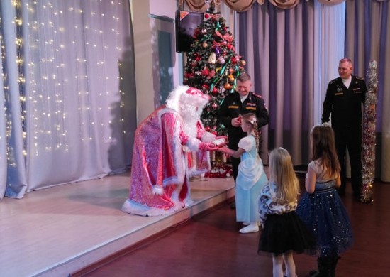 Военнослужащие Тихоокеанского флота исполнили новогодние желания детей в рамках акции «Ёлка желаний»