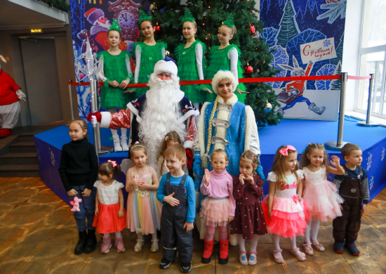Военнослужащие Тверского соединения ВТА вместе с детьми посетили новогодний спектакль