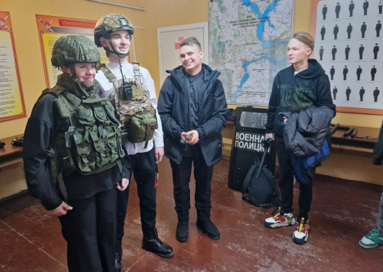 Военнослужащие военной полиции ЦВО провели урок мужества для школьников в Сызрани
