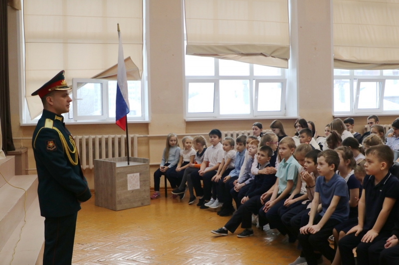 Военные артисты ЦВО провели урок мужества для школьников Екатеринбурга
