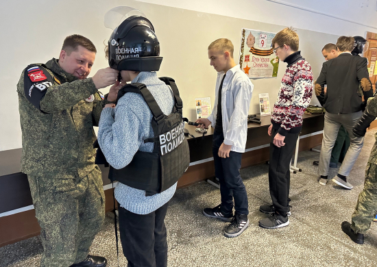 Военные полицейские ЦВО провели урок мужества для школьников Екатеринбурга