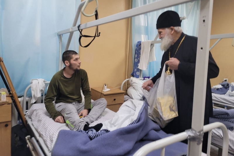 Военный госпиталь Екатеринбурга посетили настоятели храма Казанской иконы Божьей Матери