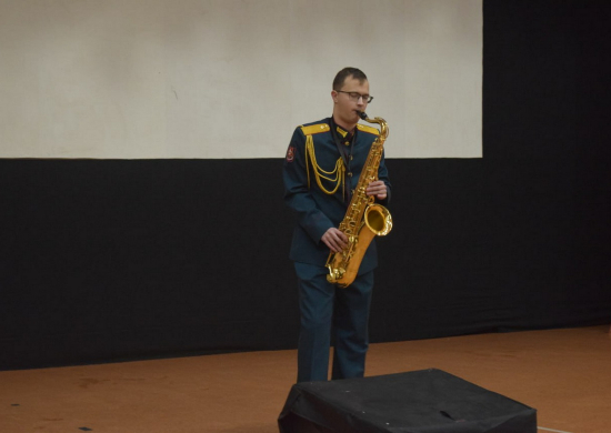 Артисты ансамбля песни и пляски ЦВО выступили перед военнослужащими в Свердловской области
