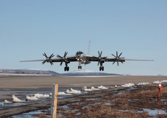 Авиация Северного флота продолжит практику длительных полётов над Арктикой и Атлантикой