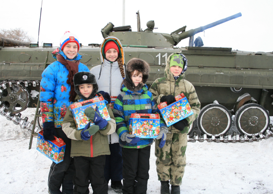 Дети из многодетных семей военнослужащих ЦВО в Сибири получили праздничные подарки от Деда Мороза и Снегурочки