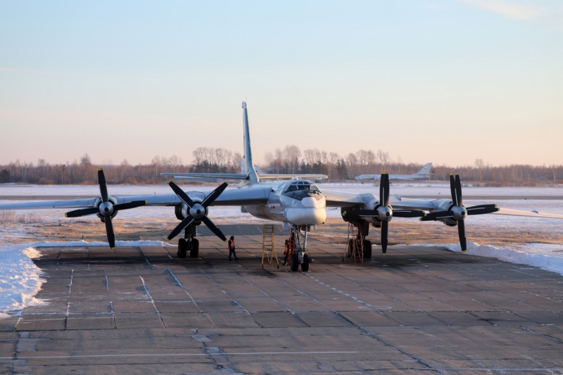Экипажи стратегических ракетоносцев Ту-95МС Дальневосточного полка дальней авиации выполнили дозаправку в воздухе