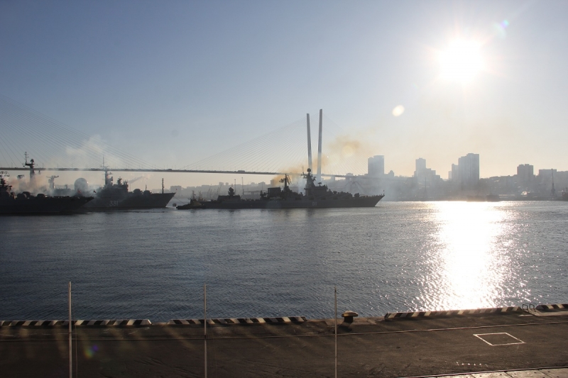 Флагман Тихоокеанского флота ракетный крейсер «Варяг» и фрегат «Маршал Шапошников» вышли в море для выполнения задач по предназначению