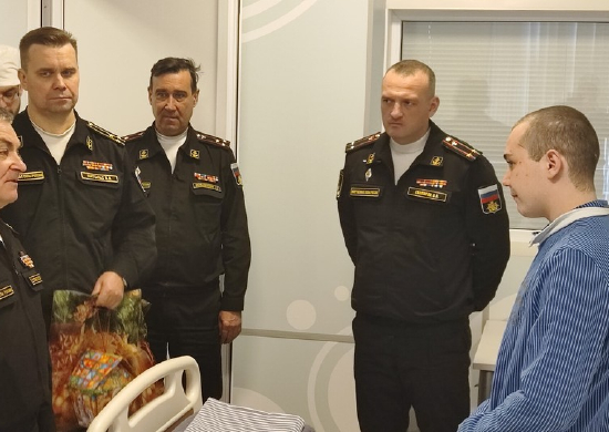 Командующий Черноморским флотом адмирал Виктор Соколов вручил государственные награды и поздравил с Новым годом моряков-черноморцев находящихся на лечении в госпитале