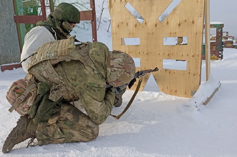 На Сахалине с военнослужащими по контракту проходят занятия по армейской тактической стрельбе