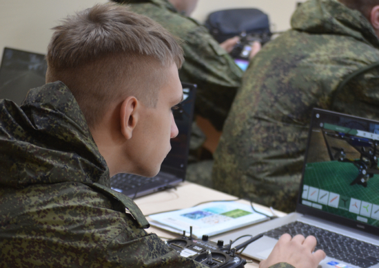 Операторов БПЛА общевойсковой армии ВВО в Забайкалье готовят в специально оборудованном учебном классе