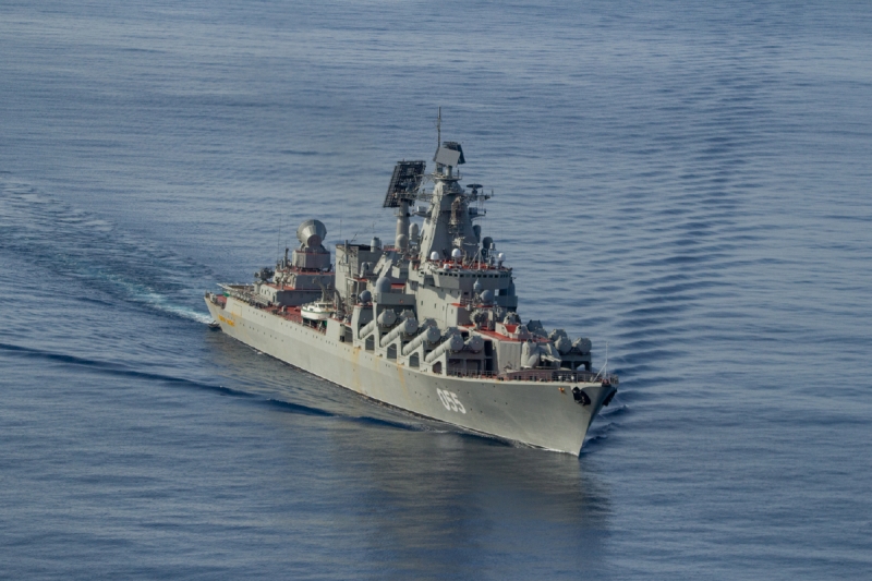 Ракетный крейсер «Маршал Устинов» провел в Баренцевом море ряд корабельных учений и тренировок