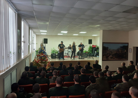Рок-музыканты дали новогодний концерт для связистов ЮВО в Ставропольском крае