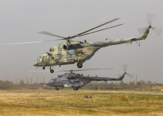 Российские экипажи вертолетов Ми-8МТВ5 отработали высадку десанта на неподготовленные площадки в горах Киргизии
