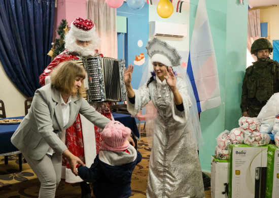 Российские военнослужащие доставили и раздали новогодние подарки и гуманитарную помощь в детском доме сирийского города Латакия
