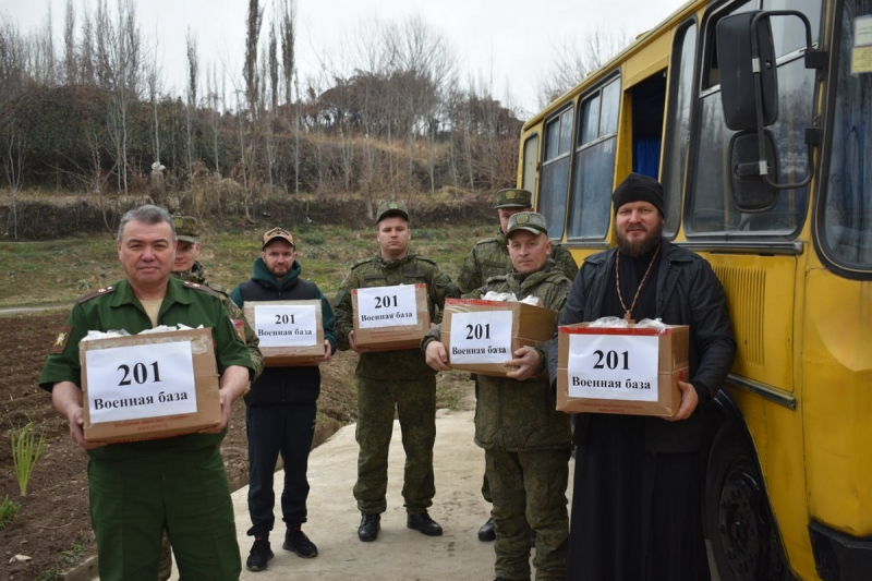 Российские военнослужащие оказали гуманитарную помощь постояльцам дома-интерната в Таджикистане