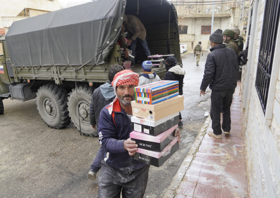 Российские военнослужащие передали гуманитарную помощь жителям населенного пункта Афра в сирийской провинции Риф-Дамаск