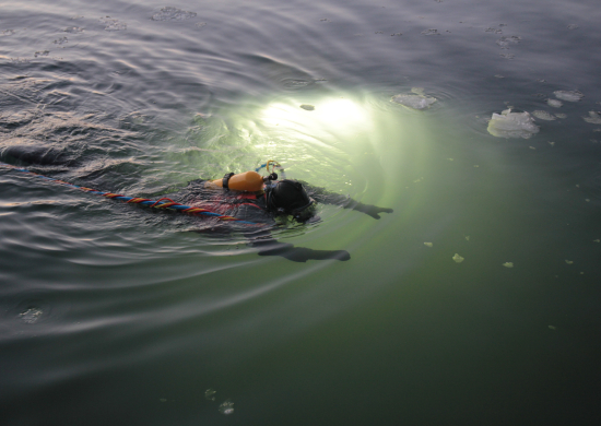 С водолазами-спасателями Северного флота проведена тренировка по спускам под воду