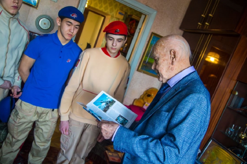 Участники клубных формирований ЦОК ВКС и юнармейцы Москвы поздравили ветерана Валентина Кузнецова с 97-летием