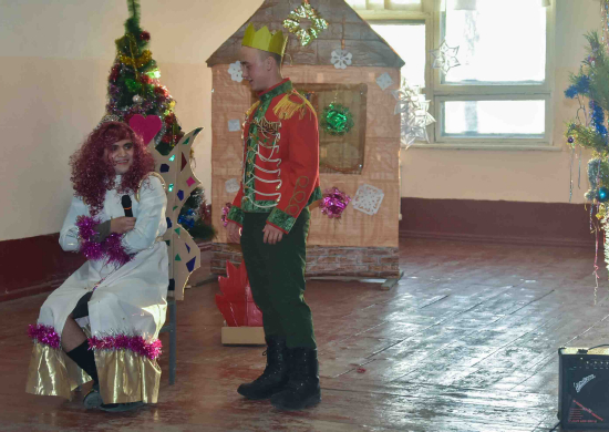 В Амурской области военнослужащие по призыву мотострелкового соединения приняли участие в новогодней программе «Веселые и находчивые»