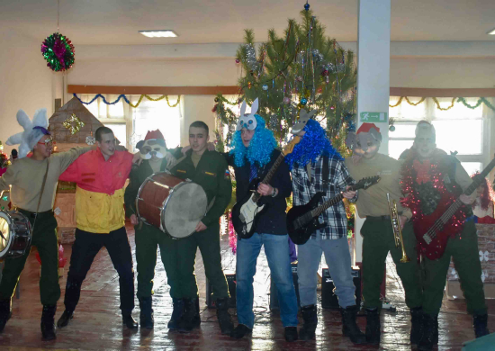 В Амурской области военнослужащие по призыву мотострелкового соединения приняли участие в новогодней программе «Веселые и находчивые»