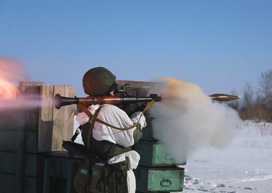 В Забайкалье военнослужащие мотострелкового соединения ВВО учились уничтожать бронированные машины «противника» из РПГ-7В