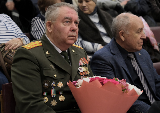 Военнослужащие ЦВО из зоны специальной военной операции поздравили со столетним юбилеем ветерана Великой Отечественной войны в Новосибирске