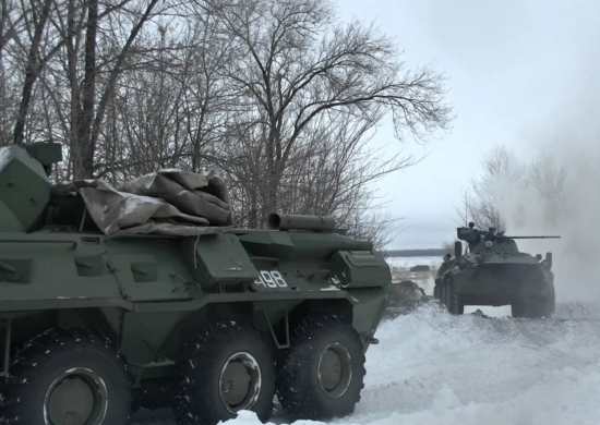Военнослужащие ЦВО отработали экстремальное вождение бронетранспортеров БТР-82А в Оренбургской области