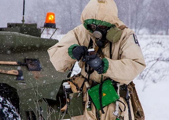 Военнослужащие ЦВО провели ликвидацию «зараженных участков» с помощью спецмашин РХМ -6 под Екатеринбургом