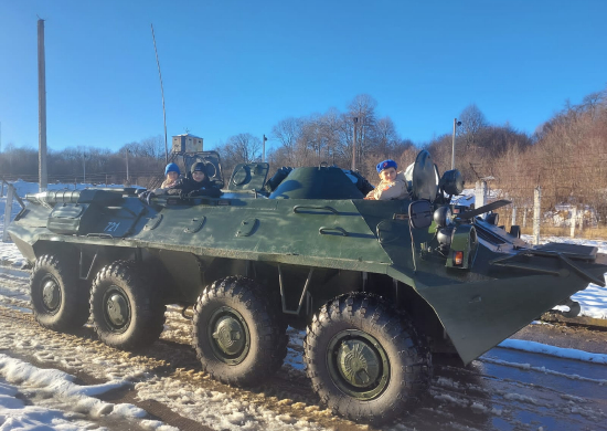 Военнослужащие горного мотострелкового соединения ЮВО в Карачаево-Черкессии исполнили желания детей в новогодней акции «Елка желаний»
