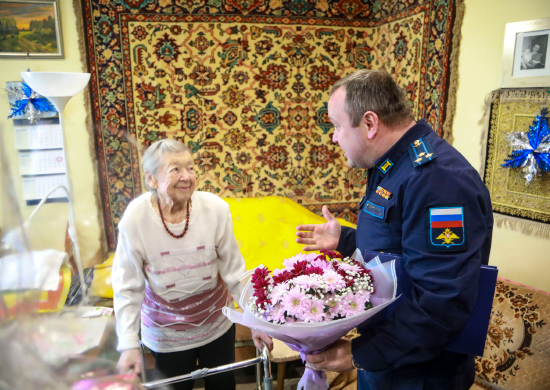 Военнослужащие Тверского соединения ВТА поздравили с 98-летием ветерана Великой Отечественной войны