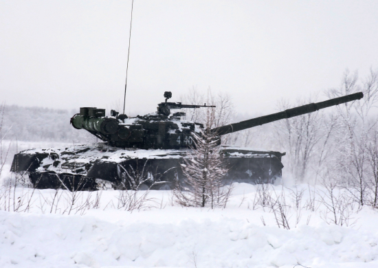 Военнослужащие ВВО на Сахалине осваивают вождение танков Т-80 в условиях сложной пересечённой местности