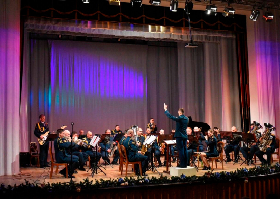Военный оркестр мотострелкового соединения ЦВО выступил с концертом в Юрге в честь Дня военно-оркестровой службы ВС РФ